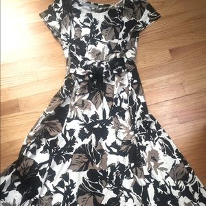 Slimming black & tan mid-length dress